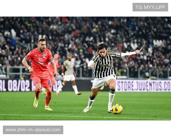 拉比奥中场断球后直塞,尤文图斯前场形成绝佳机会 拉比奥中场断球后直塞,尤文图斯前场形成绝佳机会